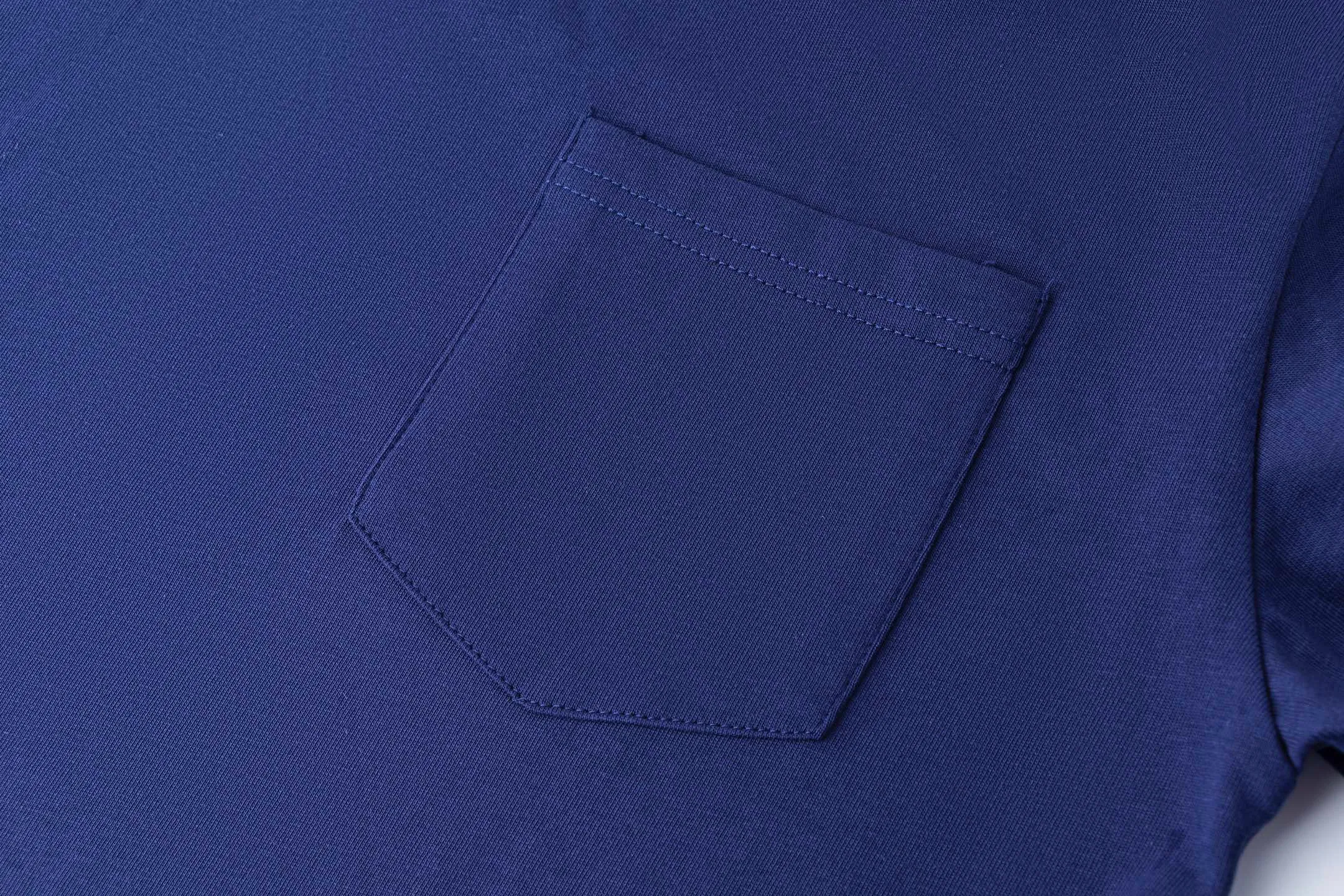 P126 Style number: 510 Ralph Lauren/Ralph Lauren 25ss new style pockets with pony embroidery on the hem, round neck short sleeves. The main logo on the neck has a QR code that can be scanned for verification. The detailed bear logo embroidery is all high-density and all made with imported Tajima machines, which distinguishes low-quality products on the market. 32 counts, 240g hydrophilic toner, 100% cotton fabric, comfortable and soft, highly breathable, focusing on high-end cost-effectiveness, needless to say good quality. Available in a variety of colors, both boys and girls can try this genderless style, giving them a yuppie tone in no time. Immerse yourself in your leisurely style, and have your own style in retro. Natural, vivid, and very French romantic feelings perfectly integrate the youthful atmosphere with the trend. The clever embellishment of the classic pony logo embroidery carries all the eye-catching points. Color: black, white, navy blue, orange Size: S-xL S Shoulder width 44 Bust 100 Sleeve length 22 Clothing length 68 M Shoulder width 46 Bust 104 Sleeve length 23 Clothing length 70 L Shoulder width 63 Bust 108 Sleeve length 24 Clothing length 72 xL Shoulder width 50 Bust 112 Sleeve length 25 Clothing length 74